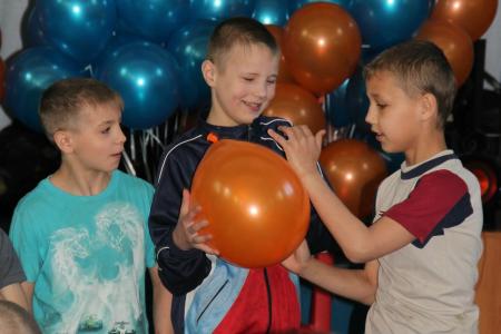 Челябинские коммунисты отметили Международный день защиты детей представлением для юных зрителей