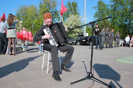 В День защиты детей тюменские коммунисты провели показательный турнир по рукопашному бою и праздничный митинг