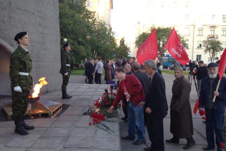 В День памяти и скорби архангельские коммунисты прервали организованные властями "песни и пляски" у Вечного огня