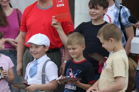 Московские комсомольцы во главе с В.Ф. Рашкиным устроили праздник для воспитанников детских домов