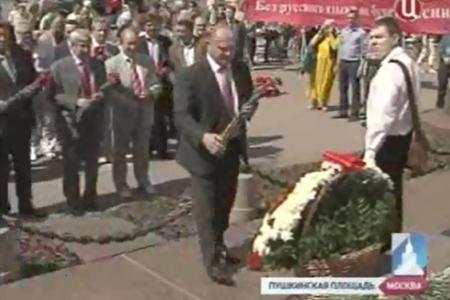 Телеканал ТВЦ: У памятника Пушкину в Москве в День русского языка стихи великого поэта читал лидер КПРФ Г.А.Зюганов