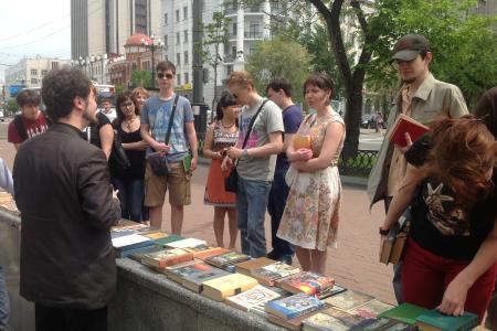 «Книга против деградации». Коммунисты пополнили библиотеки хабаровчан классической литературой