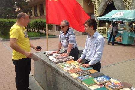 «Книга против деградации». Коммунисты пополнили библиотеки хабаровчан классической литературой