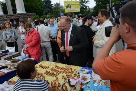 «Славим живое русское слово». Видеорепортаж КПРФ.ТВ об акциях КПРФ в День русского языка в Москве