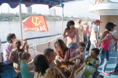 Детский отдых: от слов – к делу! Коммунисты организовали речную прогулку для маленьких волгоградцев