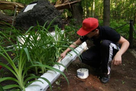Не померкнет память о героях первой русской революции! Комсомольцы Пролетарского района Тулы ухаживают за могилами жертв революции 1905 года