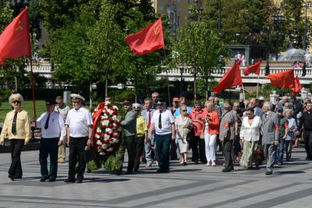 В Москве коммунисты провели возложение цветов к Могиле Неизвестного солдата у Кремлевской стены