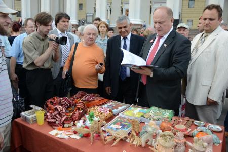 «Славим живое русское слово». Видеорепортаж КПРФ.ТВ об акциях КПРФ в День русского языка в Москве