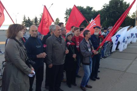 В День памяти и скорби архангельские коммунисты прервали организованные властями "песни и пляски" у Вечного огня