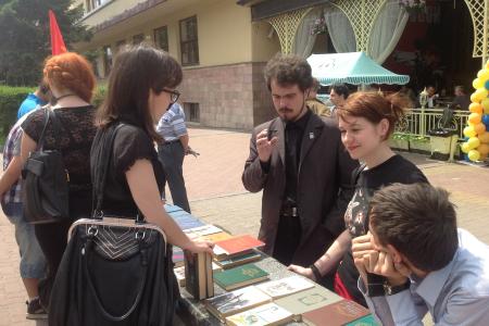 «Книга против деградации». Коммунисты пополнили библиотеки хабаровчан классической литературой