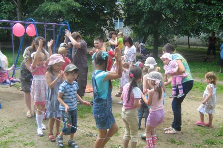 В День защиты детей в Смоленске активисты КПРФ организовали конкурсы и веселые игры для подрастающего поколения