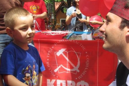 Кабардино-Балкарская Республика. В Международный день защиты детей коммунисты Нальчика раздавали ребятишкам воздушные шарики и мороженое
