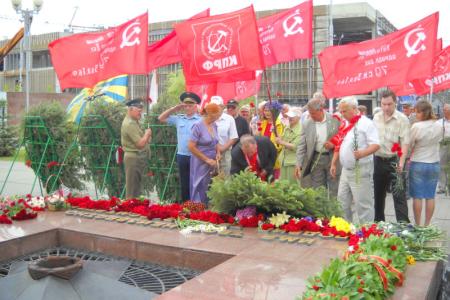 В День скорби краснодарские коммунисты зажгли "свечи памяти"