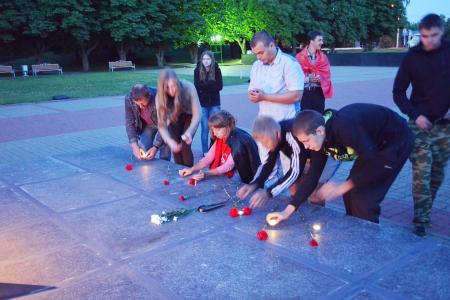 В День памяти и скорби белгородские комсомольцы провели вахту памяти на Прохоровском поле