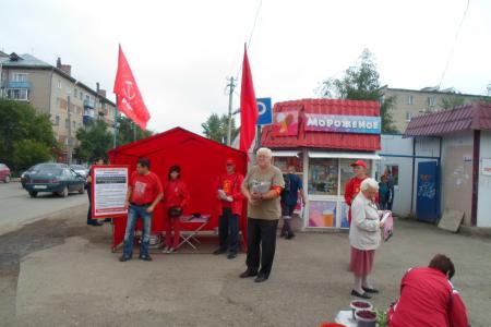 Мобильная агитационная группа Пермского краевого комитета ЛКСМ РФ провела четыре пикета в Кунгуре