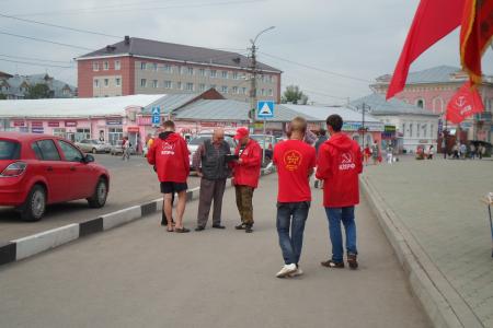 Мобильная агитационная группа Пермского краевого комитета ЛКСМ РФ провела четыре пикета в Кунгуре