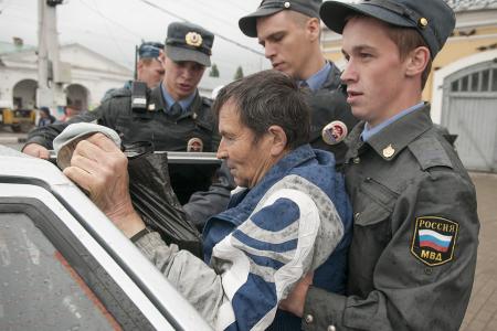 В Костроме пикет за отставку Правительства закончился задержаниями участников