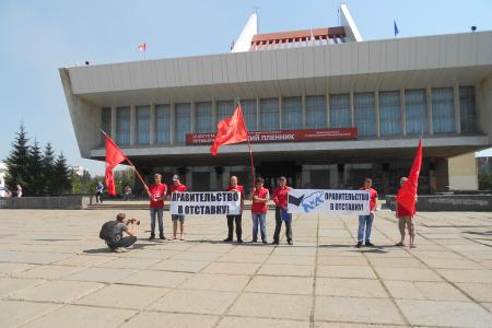 Омские комсомольцы призвали "Димона выйти вон"