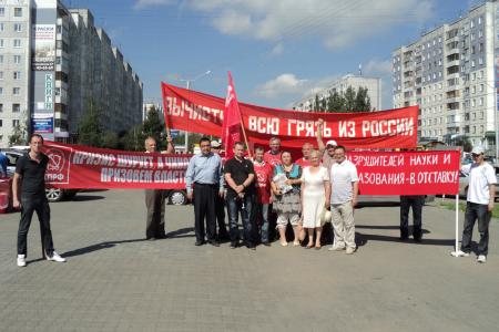 «Правительство олигархов – на свалку истории!». Барнаульские коммунисты провели серию пикетов