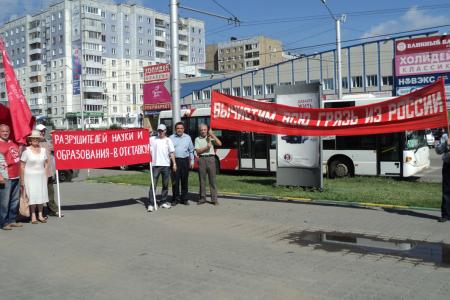 «Правительство олигархов – на свалку истории!». Барнаульские коммунисты провели серию пикетов