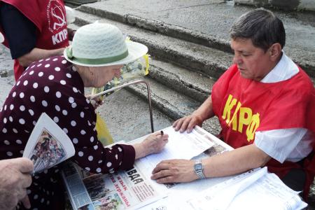 «Правительство олигархов – на свалку истории!». Барнаульские коммунисты провели серию пикетов