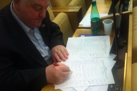 КПРФ начала сбор подписей депутатов Госдумы за отставку правительства. К концу дня собрано уже 70 подписей