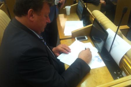 КПРФ начала сбор подписей депутатов Госдумы за отставку правительства. К концу дня собрано уже 70 подписей