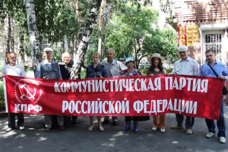 «Правительство олигархов – на свалку истории!». Барнаульские коммунисты провели серию пикетов