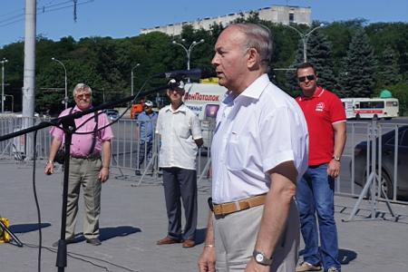 «На водку поднимают цены, чтобы мы не пили, а на ЖКХ  - чтобы мы не жили». В Ростове прошла Всероссийская акция протеста