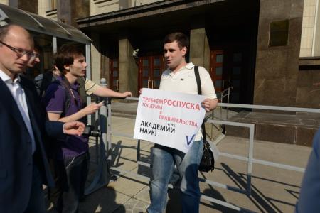 Видео. Похороны Академии наук у ворот Госдумы. Депутаты-коммунисты Мельников, Смолин, Локоть, Кашин встретились с пикетчиками, протестующими против разрушения РАН