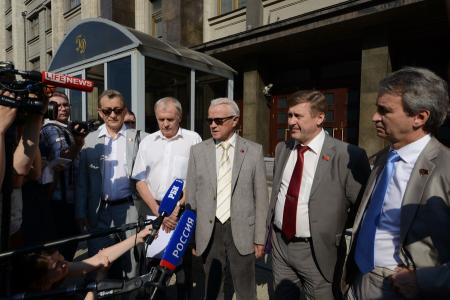Видео. Похороны Академии наук у ворот Госдумы. Депутаты-коммунисты Мельников, Смолин, Локоть, Кашин встретились с пикетчиками, протестующими против разрушения РАН