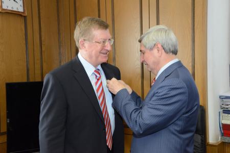 Иван Мельников наградил памятными медалями дипломатов, которые в разное время работали на Кубе