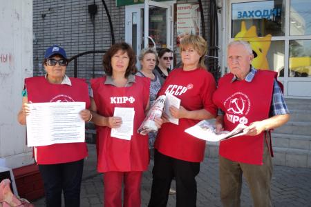 «Правительство олигархов – на свалку истории!». Барнаульские коммунисты провели серию пикетов
