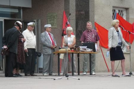 Татарстан. Коммунисты Альметьевского местного отделения КПРФ и их сторонники поддержали вотум недоверия правительству Медведева