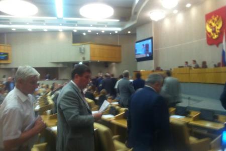 "Первый" телеканал:  В знак протеста против законопроекта о ликвидации РАН зал заседания покинули депутаты от фракции КПРФ и пообещали не возвращаться до осени