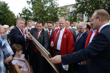 Г.А. Зюганов принял участие в праздничном шествии в городе Орле