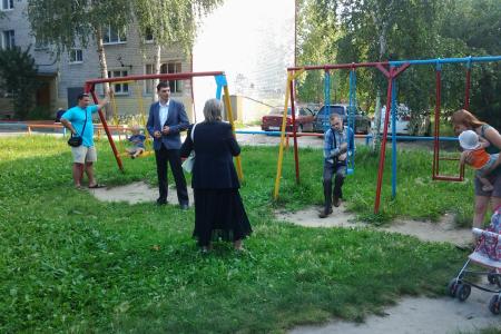 Кандидаты-комсомольцы на выборах в Тюменскую городскую Думу проводят встречи с избирателями во дворах