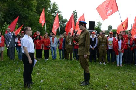 «Продолжать славные героические традиции отцов и дедов-победителей!».  Г.А. Зюганов принял рапорт сводного отряда ленинского комсомола городов-героев и городов воинской славы 