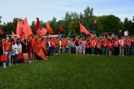 «Продолжать славные героические традиции отцов и дедов-победителей!».  Г.А. Зюганов принял рапорт сводного отряда ленинского комсомола городов-героев и городов воинской славы 