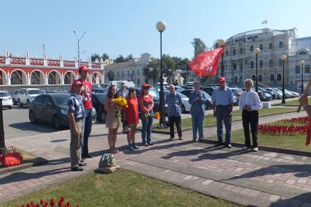 Калужские коммунисты и комсомольцы провели автопробег «России — Красное Знамя!»