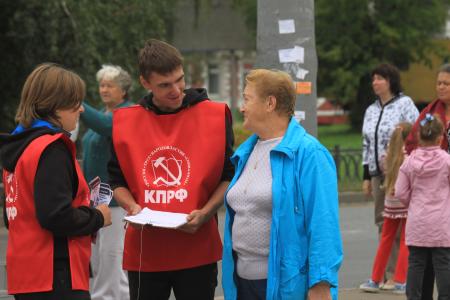Омские комсомольцы ведут активный сбор подписей за отставку правительства РФ