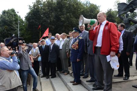 Г.А. Зюганов принял участие в праздничном шествии в городе Орле