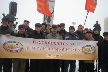 Брянск: Белее трех тысяч жителей вышли на митинг протеста против произвола и коррупции властей, с требованием отставки губернатора-единоросса Денина