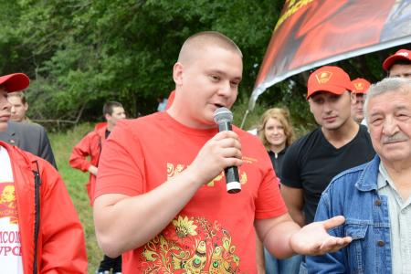 «Продолжать славные героические традиции отцов и дедов-победителей!».  Г.А. Зюганов принял рапорт сводного отряда ленинского комсомола городов-героев и городов воинской славы 