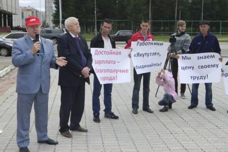 ИА SakhaNews: Жители Нерюнгри вышли на площадь.  Депутат-коммунист Обухов, защищая интересы рабочих "Якутугля", в выражениях не стеснялся