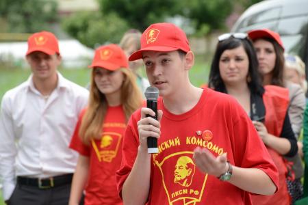 «Продолжать славные героические традиции отцов и дедов-победителей!».  Г.А. Зюганов принял рапорт сводного отряда ленинского комсомола городов-героев и городов воинской славы 