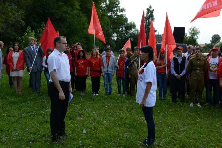 «Продолжать славные героические традиции отцов и дедов-победителей!».  Г.А. Зюганов принял рапорт сводного отряда ленинского комсомола городов-героев и городов воинской славы 