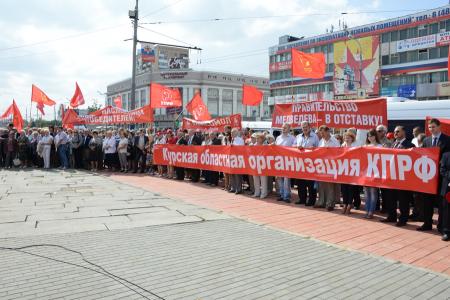 Г.А. Зюганов принял участие в праздничном шествии в городе Орле