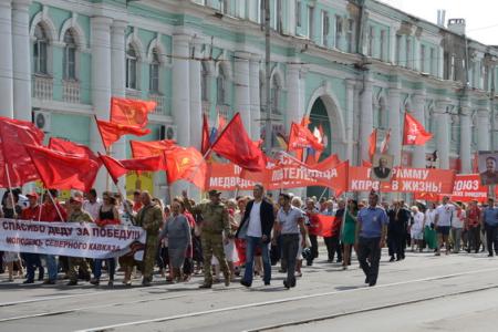 Г.А. Зюганов принял участие в праздничном шествии в городе Орле