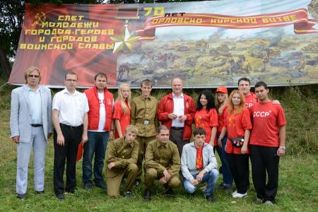 «Продолжать славные героические традиции отцов и дедов-победителей!».  Г.А. Зюганов принял рапорт сводного отряда ленинского комсомола городов-героев и городов воинской славы 